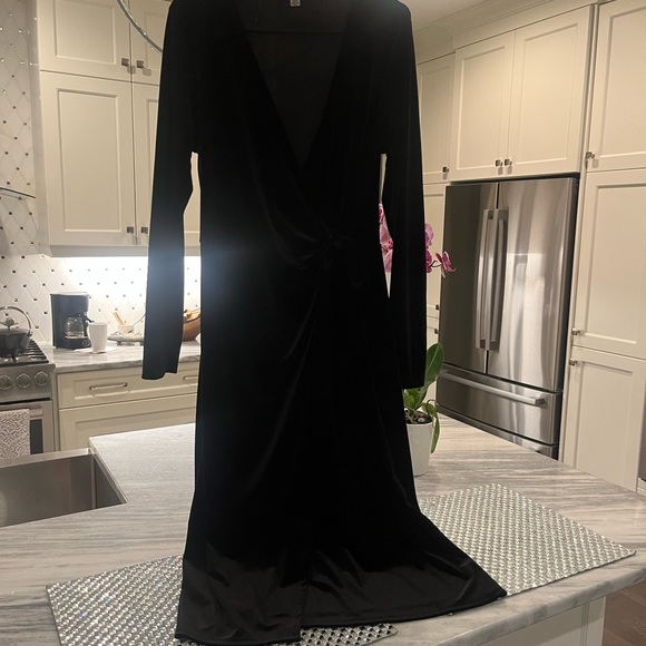 COPY - Iconic Halston 🥂black velvet🥂 midi wrap 🥂holiday dress size large 🥂perfe… - Picture 13 of 17